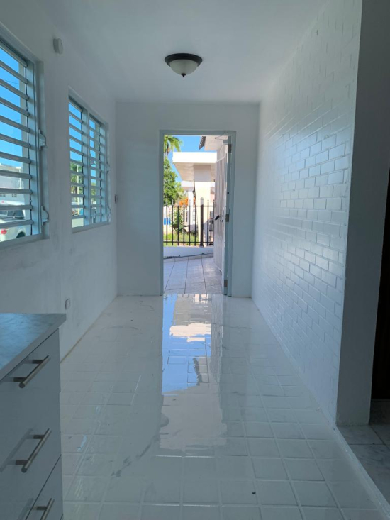 Apartamento #8 El cuarto incluye cama king size en piel, gavetero con  espejo y 2 mesas de noche con gavetas. tiene walk in closet sin puerta. -  Picture of Aguadilla, Puerto Rico - Tripadvisor